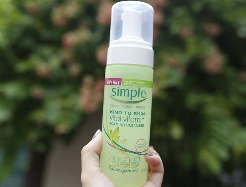 Sữa rửa mặt Simple Skin To Skin Vital Vitamin Foaming Cleanser